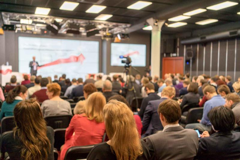 personnes en conférence